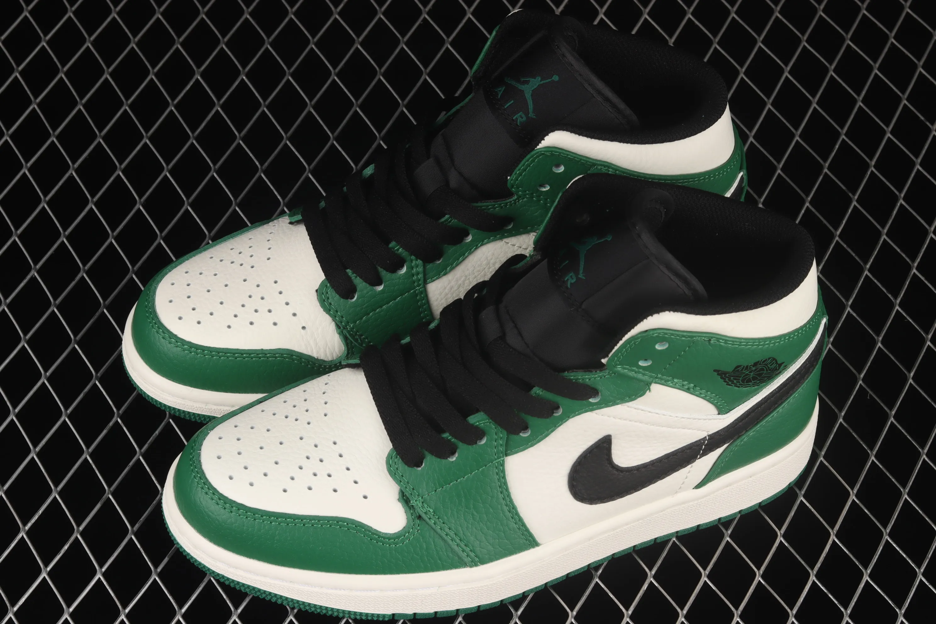 All categories Air Jordan Jordan series basketball shoes Air Jordan 1 Mid Air Jordan 1 Mid "Pine Green" AJ1 Joe 1 refreshing green toe China basketball shoes 852542-301